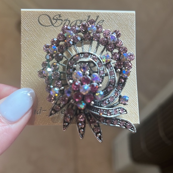 New gorgeous brooch with pink crystals. - Picture 5 of 5